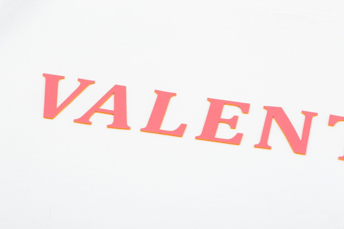 P80 Valentino/华伦天奴 立体硅胶Logo字母简约百搭短袖T恤男女同款 吊牌 领标 水洗唛 三标齐全 定织定染280克精梳棉面料 尺码：S-XXL 颜色：黑色，白色