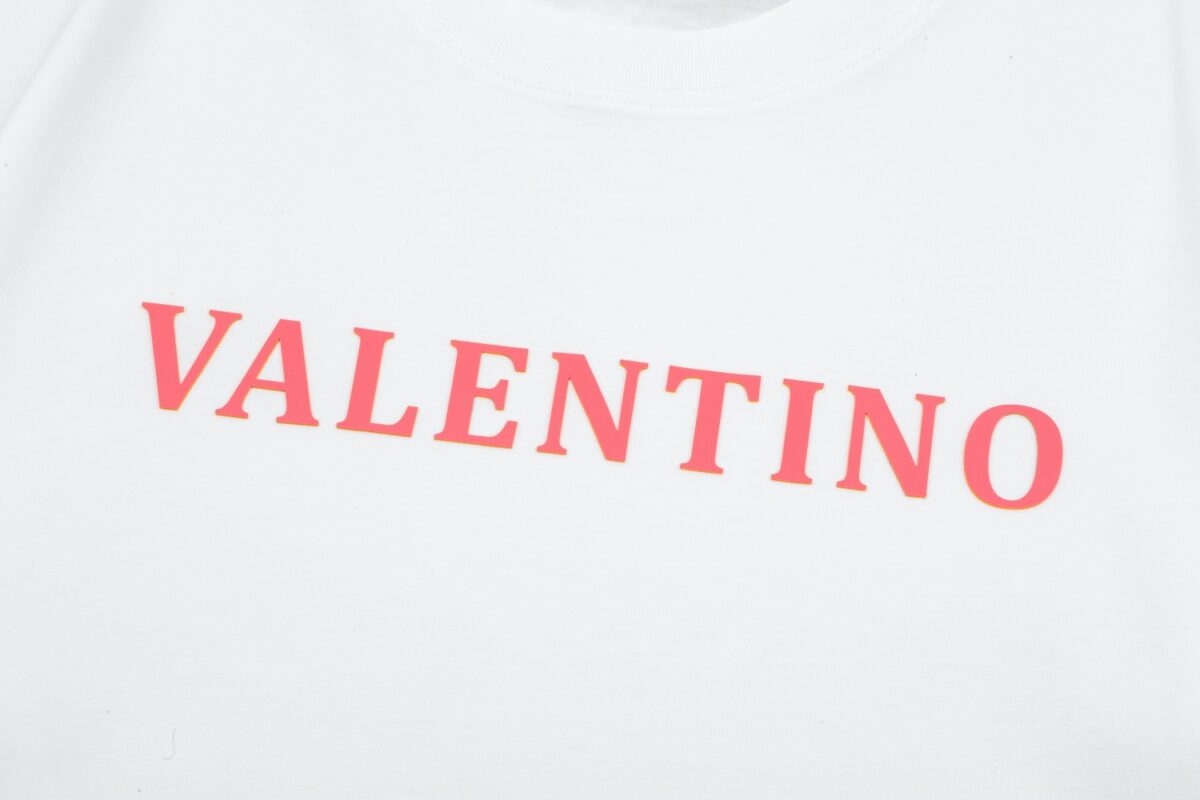 P80 Valentino/华伦天奴 立体硅胶Logo字母简约百搭短袖T恤男女同款 吊牌 领标 水洗唛 三标齐全 定织定染280克精梳棉面料 尺码：S-XXL 颜色：黑色，白色
