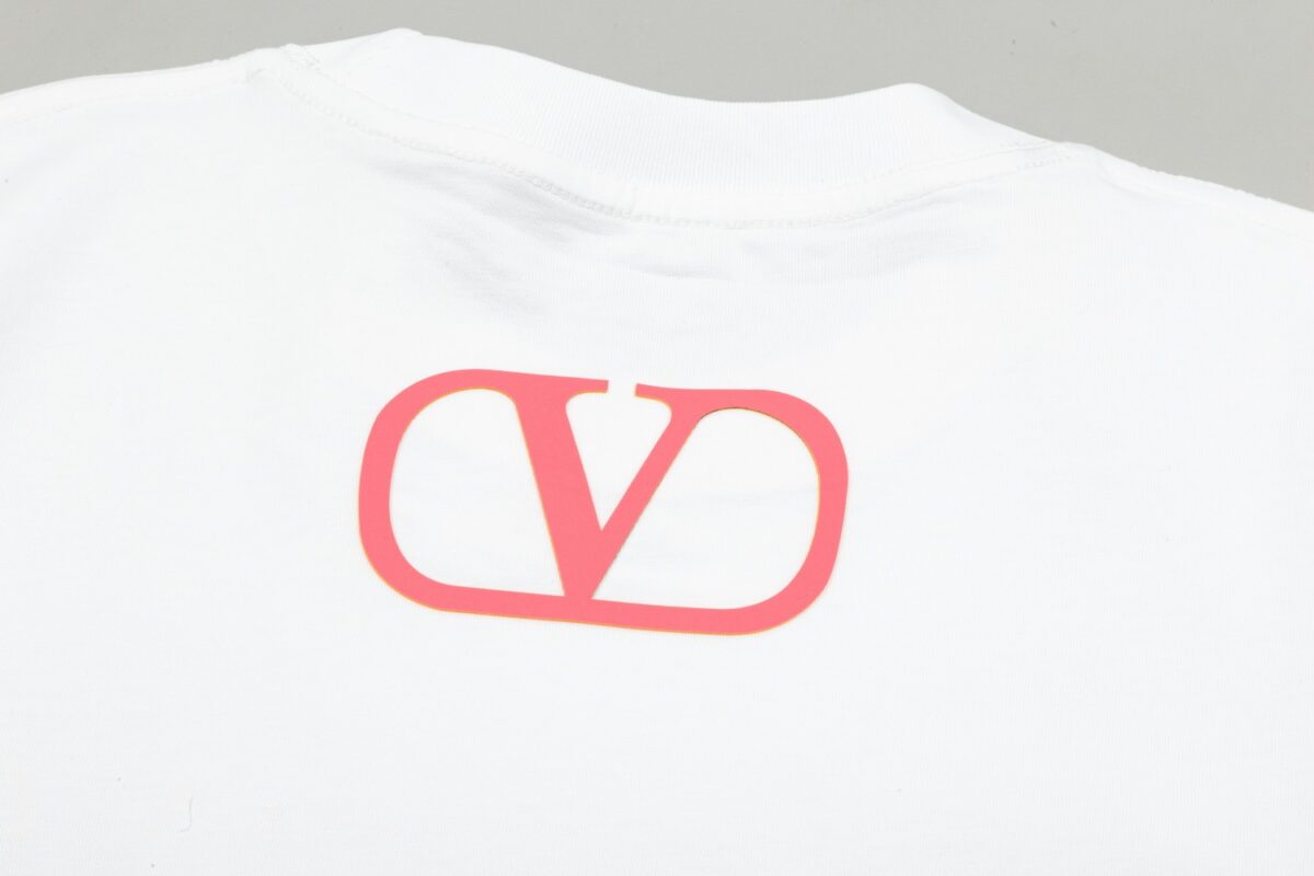 P80 Valentino/华伦天奴 立体硅胶Logo字母简约百搭短袖T恤男女同款 吊牌 领标 水洗唛 三标齐全 定织定染280克精梳棉面料 尺码：S-XXL 颜色：黑色，白色