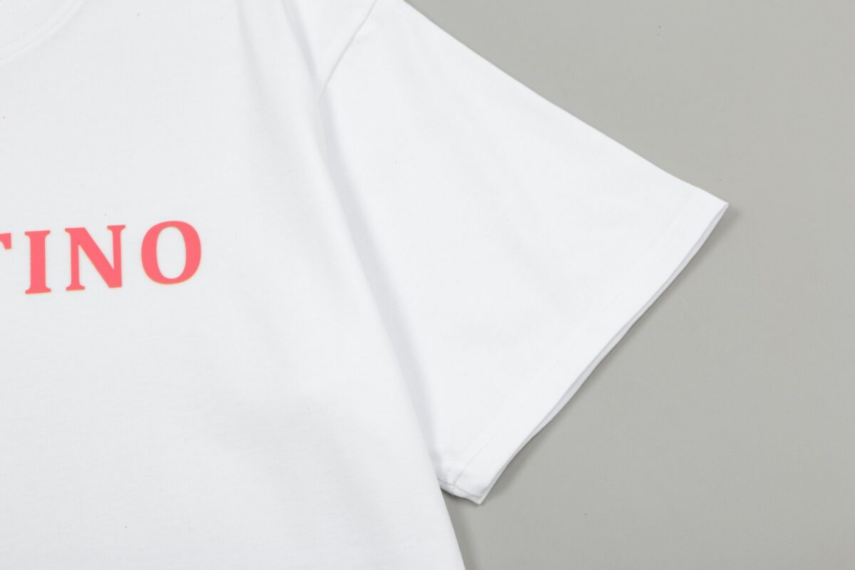 P80 Valentino/华伦天奴 立体硅胶Logo字母简约百搭短袖T恤男女同款 吊牌 领标 水洗唛 三标齐全 定织定染280克精梳棉面料 尺码：S-XXL 颜色：黑色，白色
