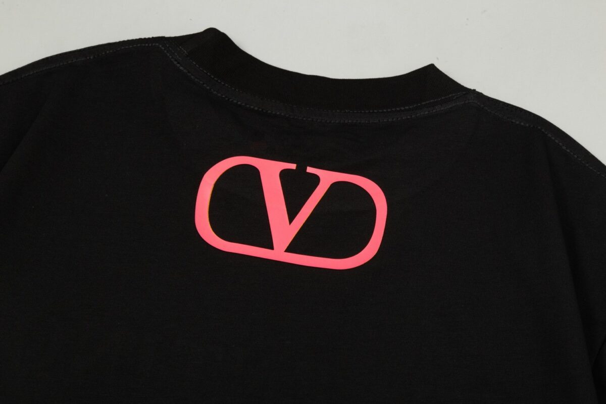 P80 Valentino/华伦天奴 立体硅胶Logo字母简约百搭短袖T恤男女同款 吊牌 领标 水洗唛 三标齐全 定织定染280克精梳棉面料 尺码：S-XXL 颜色：黑色，白色