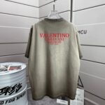 P80 VALENTIN* 华伦天*奴 2026春夏新款 洗水磨破320克圆领短袖tee 男女同款宽松版 颜色 :洗水黑 洗水白 洗水灰 褐色 尺码 :S M L XL XXL 尺码： S （90-130斤） M （120-150斤） L （140-165斤） XL （160-180斤） XXL （180-210斤）