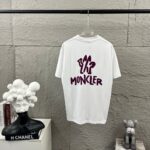 P80 Moncle* 蒙口*2026 春夏新款 经典图标字母立体植绒工艺 定制双纱平纹纯棉面料 短袖T恤 男女同款 颜色：黑色 白色 尺码： S （90-130斤） M （120-150斤） L （140-165斤） XL （160-180斤） XXL （180-210斤）