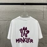 P80 Moncle* 蒙口*2026 春夏新款 经典图标字母立体植绒工艺 定制双纱平纹纯棉面料 短袖T恤 男女同款 颜色：黑色 白色 尺码： S （90-130斤） M （120-150斤） L （140-165斤） XL （160-180斤） XXL （180-210斤）