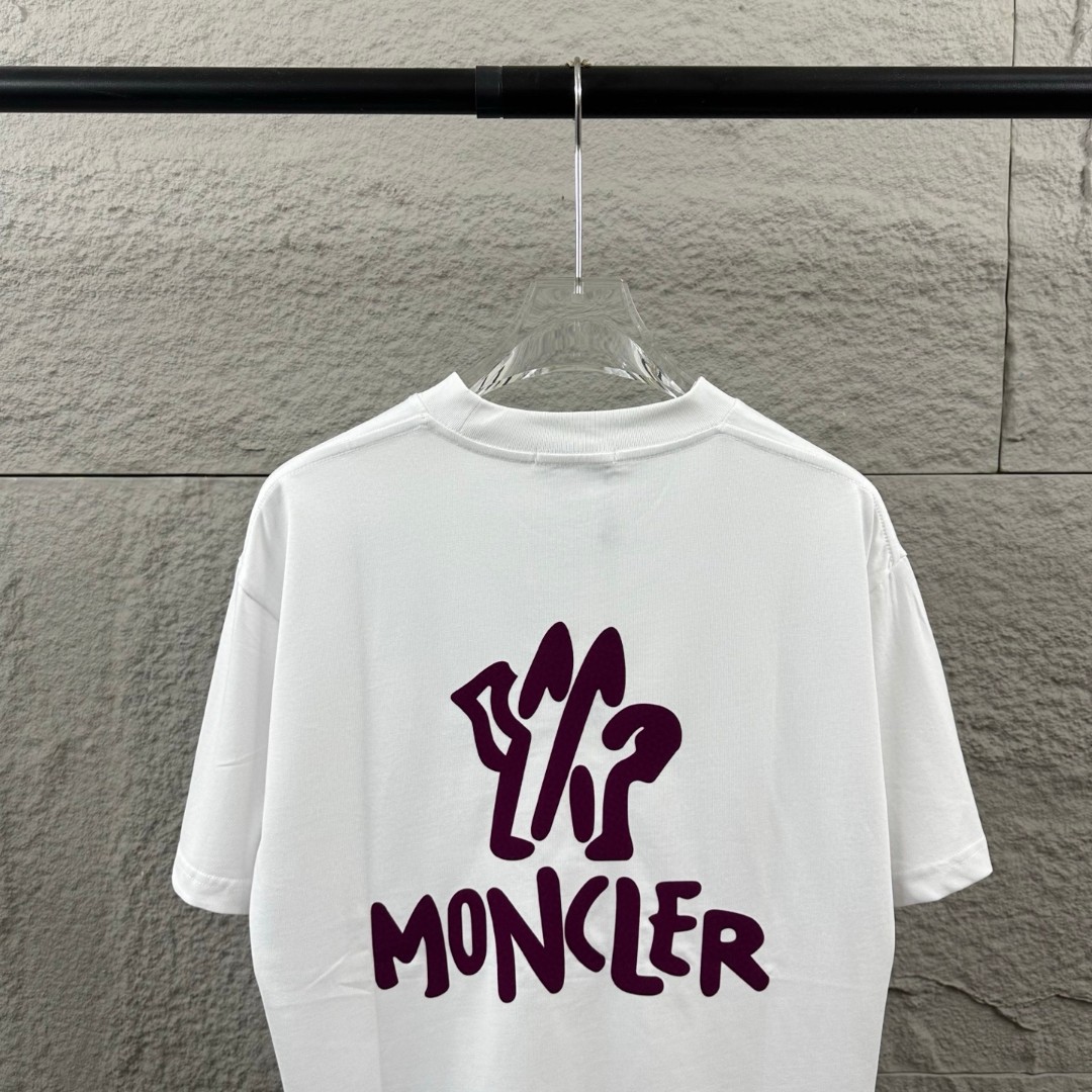 P80 Moncle* 蒙口*2026 春夏新款 经典图标字母立体植绒工艺 定制双纱平纹纯棉面料 短袖T恤 男女同款 颜色：黑色 白色 尺码： S （90-130斤） M （120-150斤） L （140-165斤） XL （160-180斤） XXL （180-210斤）