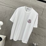 P80 Moncle* 蒙口*2026 春夏新款 经典图标字母立体植绒工艺 定制双纱平纹纯棉面料 短袖T恤 男女同款 颜色：黑色 白色 尺码： S （90-130斤） M （120-150斤） L （140-165斤） XL （160-180斤） XXL （180-210斤）