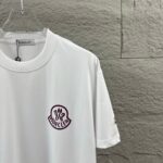 P80 Moncle* 蒙口*2026 春夏新款 经典图标字母立体植绒工艺 定制双纱平纹纯棉面料 短袖T恤 男女同款 颜色：黑色 白色 尺码： S （90-130斤） M （120-150斤） L （140-165斤） XL （160-180斤） XXL （180-210斤）
