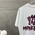 P80 Moncle* 蒙口*2026 春夏新款 经典图标字母立体植绒工艺 定制双纱平纹纯棉面料 短袖T恤 男女同款 颜色：黑色 白色 尺码： S （90-130斤） M （120-150斤） L （140-165斤） XL （160-180斤） XXL （180-210斤）