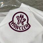 P80 Moncle* 蒙口*2026 春夏新款 经典图标字母立体植绒工艺 定制双纱平纹纯棉面料 短袖T恤 男女同款 颜色：黑色 白色 尺码： S （90-130斤） M （120-150斤） L （140-165斤） XL （160-180斤） XXL （180-210斤）