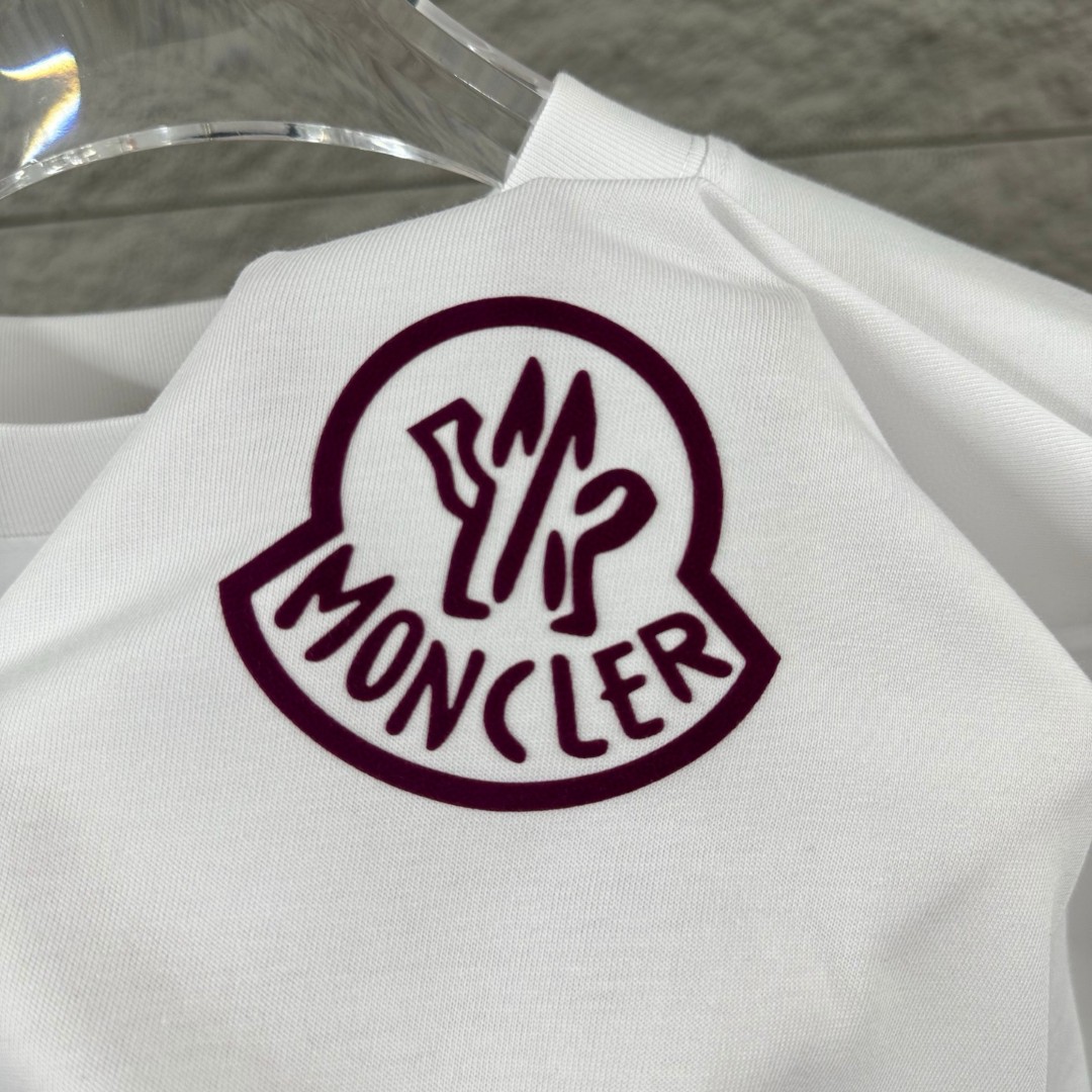 P80 Moncle* 蒙口*2026 春夏新款 经典图标字母立体植绒工艺 定制双纱平纹纯棉面料 短袖T恤 男女同款 颜色：黑色 白色 尺码： S （90-130斤） M （120-150斤） L （140-165斤） XL （160-180斤） XXL （180-210斤）