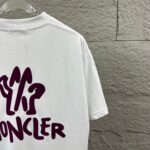 P80 Moncle* 蒙口*2026 春夏新款 经典图标字母立体植绒工艺 定制双纱平纹纯棉面料 短袖T恤 男女同款 颜色：黑色 白色 尺码： S （90-130斤） M （120-150斤） L （140-165斤） XL （160-180斤） XXL （180-210斤）