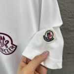 P80 Moncle* 蒙口*2026 春夏新款 经典图标字母立体植绒工艺 定制双纱平纹纯棉面料 短袖T恤 男女同款 颜色：黑色 白色 尺码： S （90-130斤） M （120-150斤） L （140-165斤） XL （160-180斤） XXL （180-210斤）