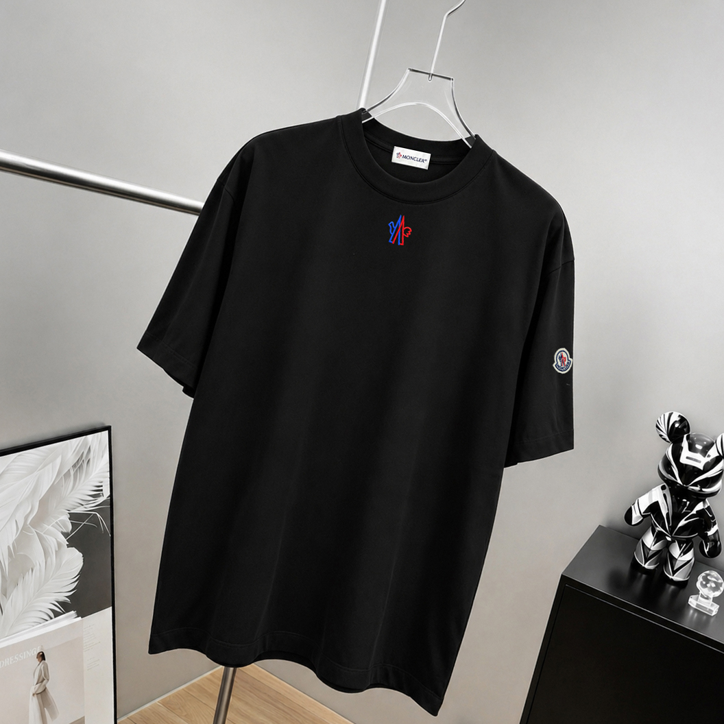 P75 moncle～ 蒙口logo刺绣字母徽章 《区别通货面料》7a抗菌短袖tee 负离子上身十分舒适，男女同款半袖，落肩宽松版型 颜色: 黑色 白色 咖啡色 尺码：S（90-130斤） M（125-150斤） L（135-165斤） XL（160-190斤） XXL（185-220斤）