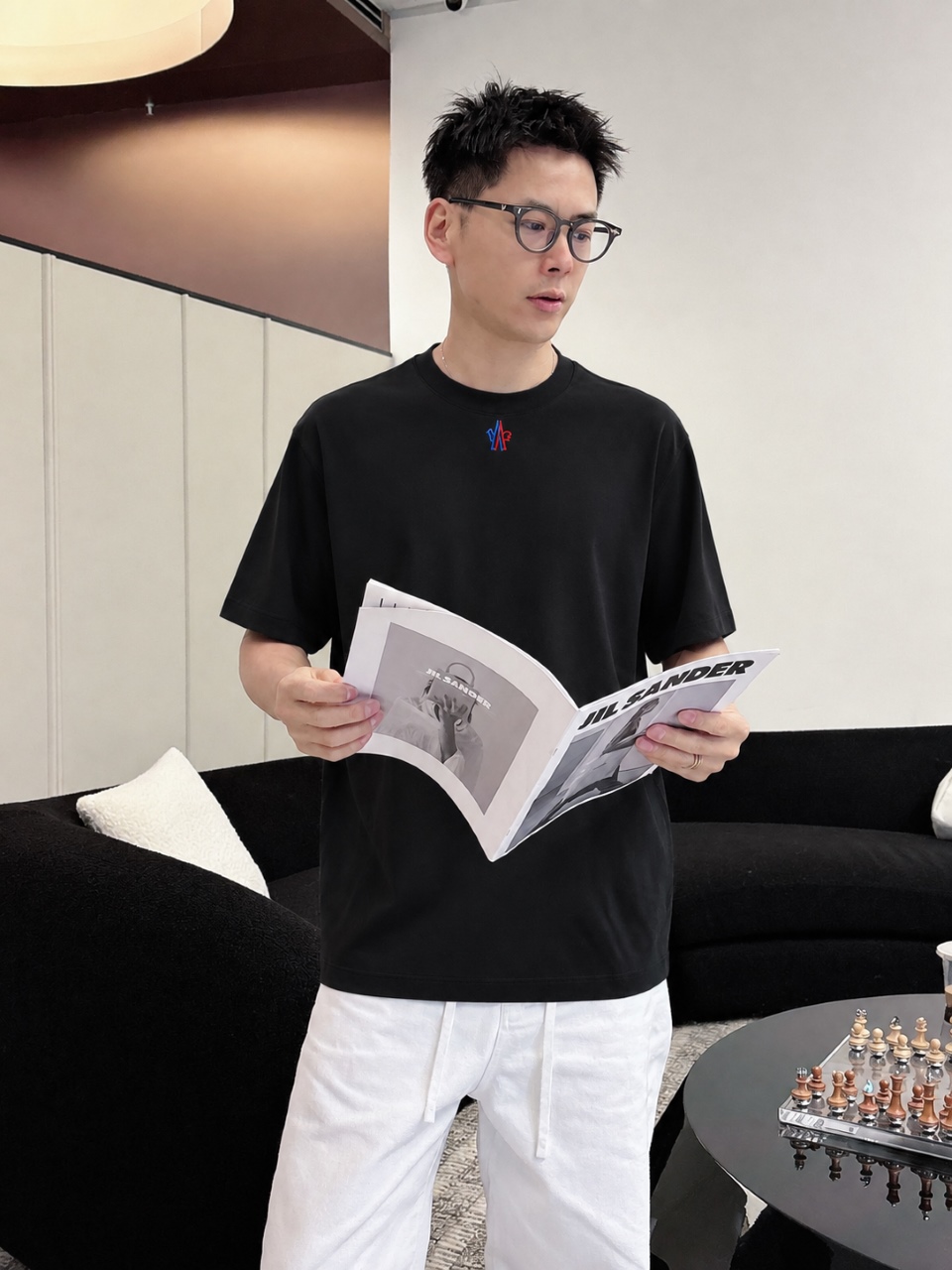 P75 moncle～ 蒙口logo刺绣字母徽章 《区别通货面料》7a抗菌短袖tee 负离子上身十分舒适，男女同款半袖，落肩宽松版型 颜色: 黑色 白色 咖啡色 尺码：S（90-130斤） M（125-150斤） L（135-165斤） XL（160-190斤） XXL（185-220斤）