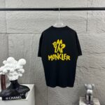 P80 Moncle* 蒙口*2026 春夏新款 经典图标字母立体植绒工艺 定制双纱平纹纯棉面料 短袖T恤 男女同款 颜色：黑色 白色 尺码： S （90-130斤） M （120-150斤） L （140-165斤） XL （160-180斤） XXL （180-210斤）