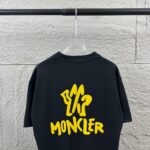 P80 Moncle* 蒙口*2026 春夏新款 经典图标字母立体植绒工艺 定制双纱平纹纯棉面料 短袖T恤 男女同款 颜色：黑色 白色 尺码： S （90-130斤） M （120-150斤） L （140-165斤） XL （160-180斤） XXL （180-210斤）