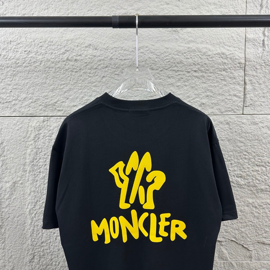 P80 Moncle* 蒙口*2026 春夏新款 经典图标字母立体植绒工艺 定制双纱平纹纯棉面料 短袖T恤 男女同款 颜色：黑色 白色 尺码： S （90-130斤） M （120-150斤） L （140-165斤） XL （160-180斤） XXL （180-210斤）