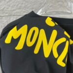 P80 Moncle* 蒙口*2026 春夏新款 经典图标字母立体植绒工艺 定制双纱平纹纯棉面料 短袖T恤 男女同款 颜色：黑色 白色 尺码： S （90-130斤） M （120-150斤） L （140-165斤） XL （160-180斤） XXL （180-210斤）
