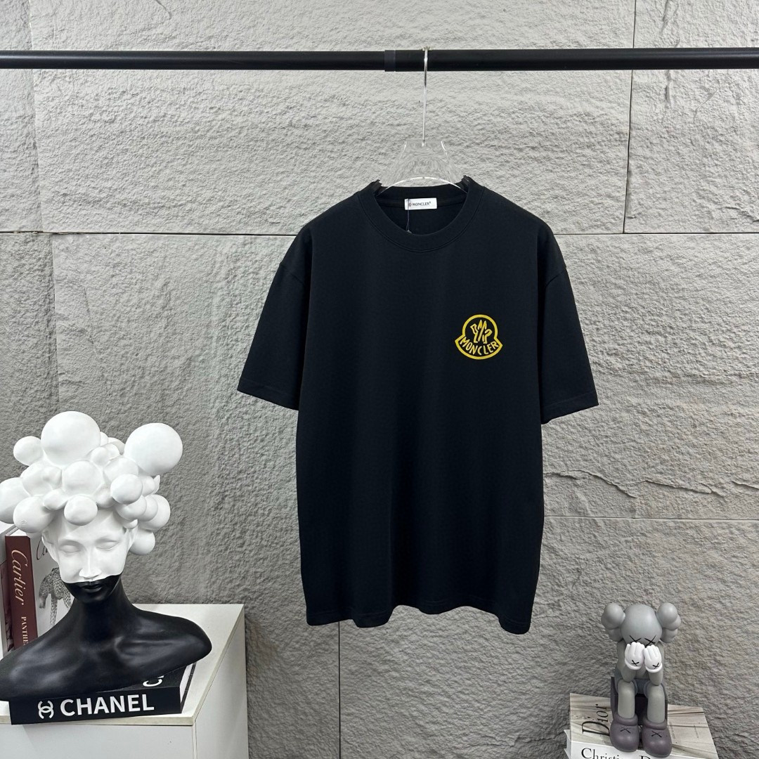 P80 Moncle* 蒙口*2026 春夏新款 经典图标字母立体植绒工艺 定制双纱平纹纯棉面料 短袖T恤 男女同款 颜色：黑色 白色 尺码： S （90-130斤） M （120-150斤） L （140-165斤） XL （160-180斤） XXL （180-210斤）