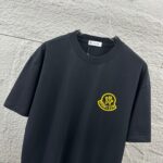 P80 Moncle* 蒙口*2026 春夏新款 经典图标字母立体植绒工艺 定制双纱平纹纯棉面料 短袖T恤 男女同款 颜色：黑色 白色 尺码： S （90-130斤） M （120-150斤） L （140-165斤） XL （160-180斤） XXL （180-210斤）