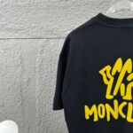 P80 Moncle* 蒙口*2026 春夏新款 经典图标字母立体植绒工艺 定制双纱平纹纯棉面料 短袖T恤 男女同款 颜色：黑色 白色 尺码： S （90-130斤） M （120-150斤） L （140-165斤） XL （160-180斤） XXL （180-210斤）