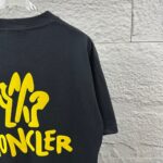 P80 Moncle* 蒙口*2026 春夏新款 经典图标字母立体植绒工艺 定制双纱平纹纯棉面料 短袖T恤 男女同款 颜色：黑色 白色 尺码： S （90-130斤） M （120-150斤） L （140-165斤） XL （160-180斤） XXL （180-210斤）