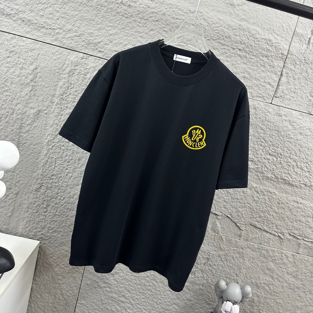 P80 Moncle* 蒙口*2026 春夏新款 经典图标字母立体植绒工艺 定制双纱平纹纯棉面料 短袖T恤 男女同款 颜色：黑色 白色 尺码： S （90-130斤） M （120-150斤） L （140-165斤） XL （160-180斤） XXL （180-210斤）