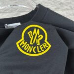 P80 Moncle* 蒙口*2026 春夏新款 经典图标字母立体植绒工艺 定制双纱平纹纯棉面料 短袖T恤 男女同款 颜色：黑色 白色 尺码： S （90-130斤） M （120-150斤） L （140-165斤） XL （160-180斤） XXL （180-210斤）