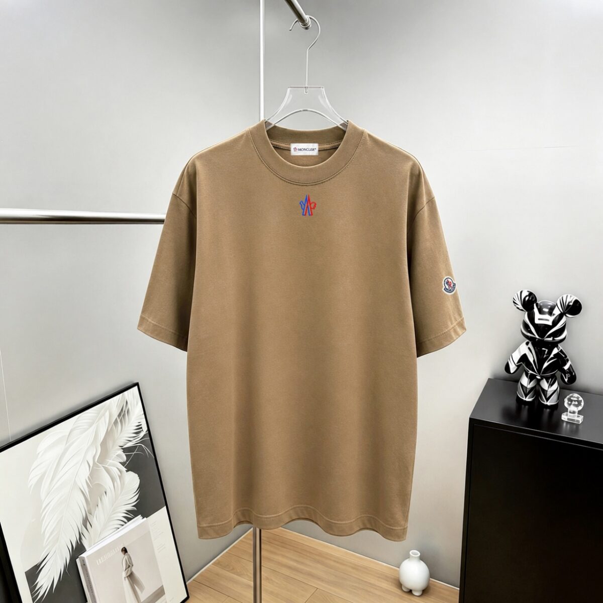 P75 moncle～ 蒙口logo刺绣字母徽章 《区别通货面料》7a抗菌短袖tee 负离子上身十分舒适，男女同款半袖，落肩宽松版型 颜色: 黑色 白色 咖啡色 尺码：S（90-130斤） M（125-150斤） L（135-165斤） XL（160-190斤） XXL（185-220斤）
