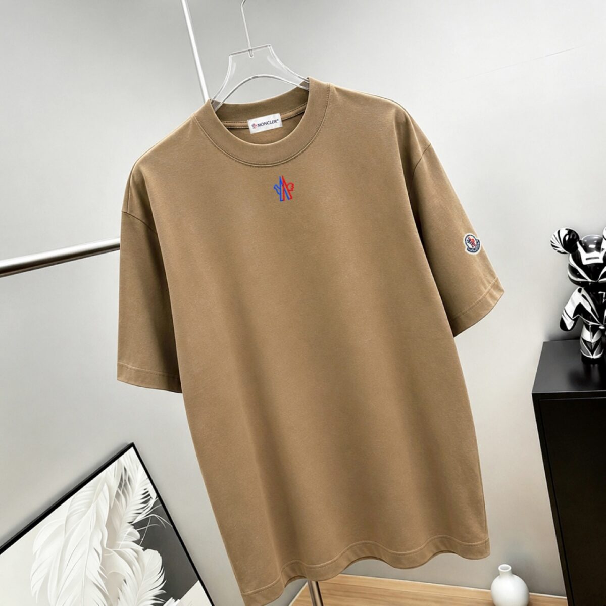 P75 moncle～ 蒙口logo刺绣字母徽章 《区别通货面料》7a抗菌短袖tee 负离子上身十分舒适，男女同款半袖，落肩宽松版型 颜色: 黑色 白色 咖啡色 尺码：S（90-130斤） M（125-150斤） L（135-165斤） XL（160-190斤） XXL（185-220斤）