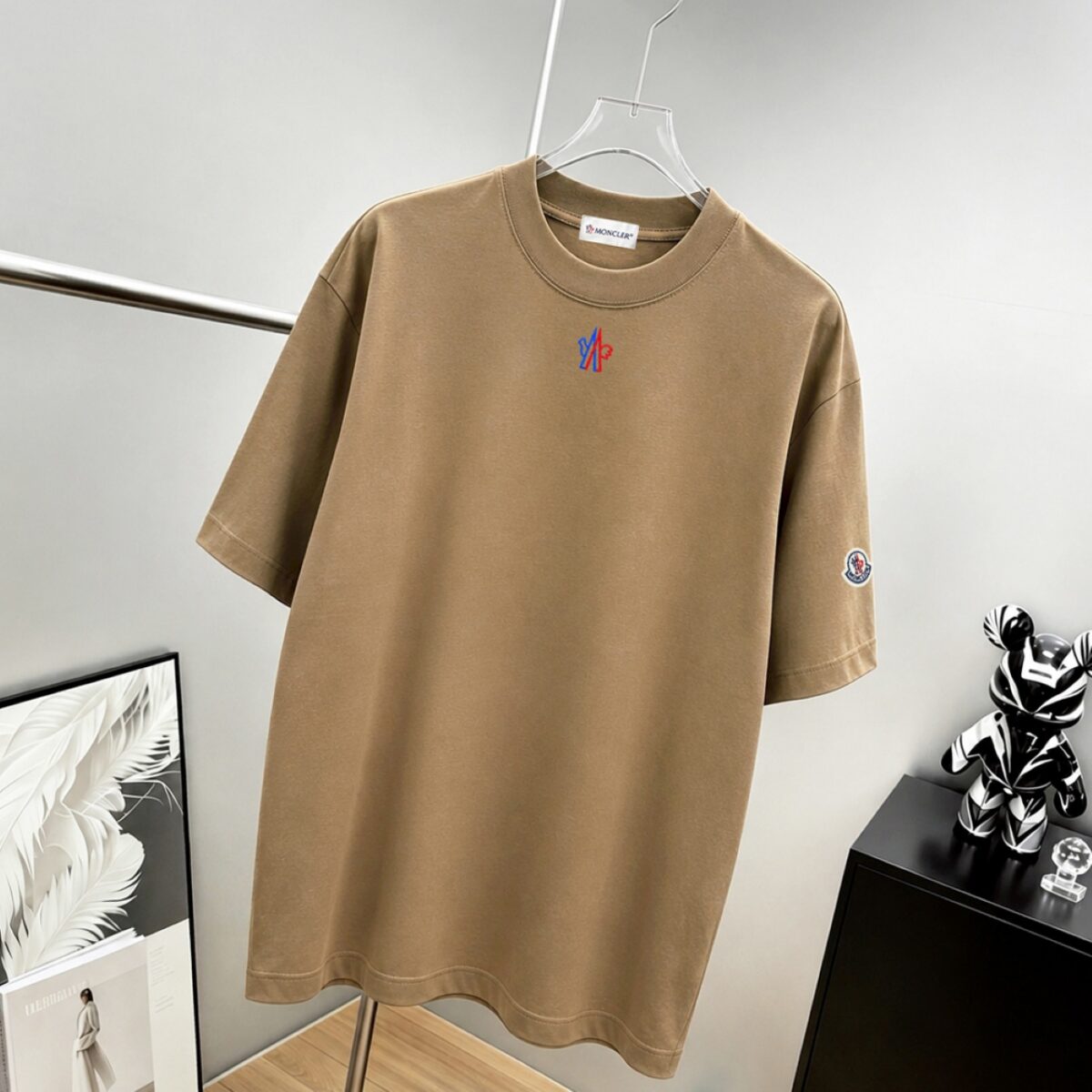 P75 moncle～ 蒙口logo刺绣字母徽章 《区别通货面料》7a抗菌短袖tee 负离子上身十分舒适，男女同款半袖，落肩宽松版型 颜色: 黑色 白色 咖啡色 尺码：S（90-130斤） M（125-150斤） L（135-165斤） XL（160-190斤） XXL（185-220斤）
