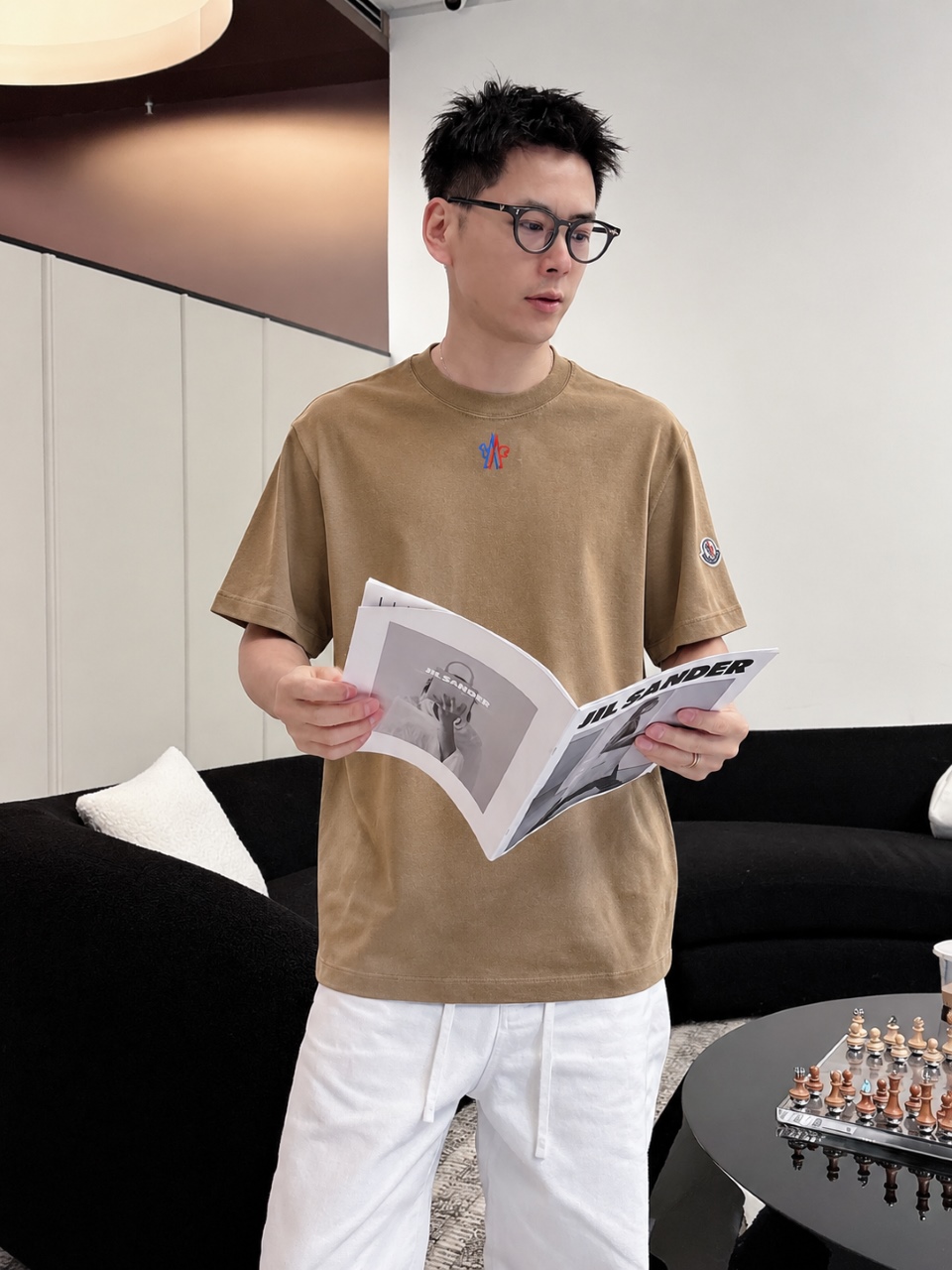 P75 moncle～ 蒙口logo刺绣字母徽章 《区别通货面料》7a抗菌短袖tee 负离子上身十分舒适，男女同款半袖，落肩宽松版型 颜色: 黑色 白色 咖啡色 尺码：S（90-130斤） M（125-150斤） L（135-165斤） XL（160-190斤） XXL（185-220斤）