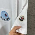 P80 Moncle* 蒙口*2026 春夏新款 经典图标字母立体贴布绣工艺 定制双纱平纹纯棉面料 短袖T恤 男女同款 颜色：黑色 白色 尺码： S （90-130斤） M （120-150斤） L （140-165斤） XL （160-180斤） XXL （180-210斤）