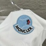 P80 Moncle* 蒙口*2026 春夏新款 经典图标字母立体贴布绣工艺 定制双纱平纹纯棉面料 短袖T恤 男女同款 颜色：黑色 白色 尺码： S （90-130斤） M （120-150斤） L （140-165斤） XL （160-180斤） XXL （180-210斤）