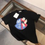 P75 💥 MONCLER 蒙口 夏季新款圆领短袖T恤！270克重磅高端纯棉面料，手感质感都极完美！修身裁剪设计干净利落！时尚又好看！走线做工非常精致！版型效果超赞！而且透气性能超强！任何年龄阶段都可轻松驾驭，男士衣橱里必备的单品。 颜色： 米白 黑色 码数：M-3XL （下单请报身高体重）