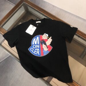 P75 💥 MONCLER 蒙口 夏季新款圆领短袖T恤！270克重磅高端纯棉面料，手感质感都极完美！修身裁剪设计干净利落！时尚又好看！走线做工非常精致！版型效果超赞！而且透气性能超强！任何年龄阶段都可轻松驾驭，男士衣橱里必备的单品。 颜色： 米白 黑色 码数：M-3XL （下单请报身高体重）