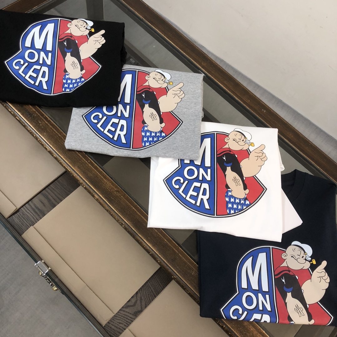 P75 💥 MONCLER 蒙口 夏季新款圆领短袖T恤！270克重磅高端纯棉面料，手感质感都极完美！修身裁剪设计干净利落！时尚又好看！走线做工非常精致！版型效果超赞！而且透气性能超强！任何年龄阶段都可轻松驾驭，男士衣橱里必备的单品。 颜色： 米白 黑色 码数：M-3XL （下单请报身高体重）