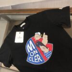 P75 💥 MONCLER 蒙口 夏季新款圆领短袖T恤！270克重磅高端纯棉面料，手感质感都极完美！修身裁剪设计干净利落！时尚又好看！走线做工非常精致！版型效果超赞！而且透气性能超强！任何年龄阶段都可轻松驾驭，男士衣橱里必备的单品。 颜色： 米白 黑色 码数：M-3XL （下单请报身高体重）