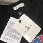 P75 💥 MONCLER 蒙口 夏季新款圆领短袖T恤！270克重磅高端纯棉面料，手感质感都极完美！修身裁剪设计干净利落！时尚又好看！走线做工非常精致！版型效果超赞！而且透气性能超强！任何年龄阶段都可轻松驾驭，男士衣橱里必备的单品。 颜色： 米白 黑色 码数：M-3XL （下单请报身高体重）