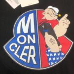 P75 💥 MONCLER 蒙口 夏季新款圆领短袖T恤！270克重磅高端纯棉面料，手感质感都极完美！修身裁剪设计干净利落！时尚又好看！走线做工非常精致！版型效果超赞！而且透气性能超强！任何年龄阶段都可轻松驾驭，男士衣橱里必备的单品。 颜色： 米白 黑色 码数：M-3XL （下单请报身高体重）