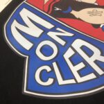 P75 💥 MONCLER 蒙口 夏季新款圆领短袖T恤！270克重磅高端纯棉面料，手感质感都极完美！修身裁剪设计干净利落！时尚又好看！走线做工非常精致！版型效果超赞！而且透气性能超强！任何年龄阶段都可轻松驾驭，男士衣橱里必备的单品。 颜色： 米白 黑色 码数：M-3XL （下单请报身高体重）