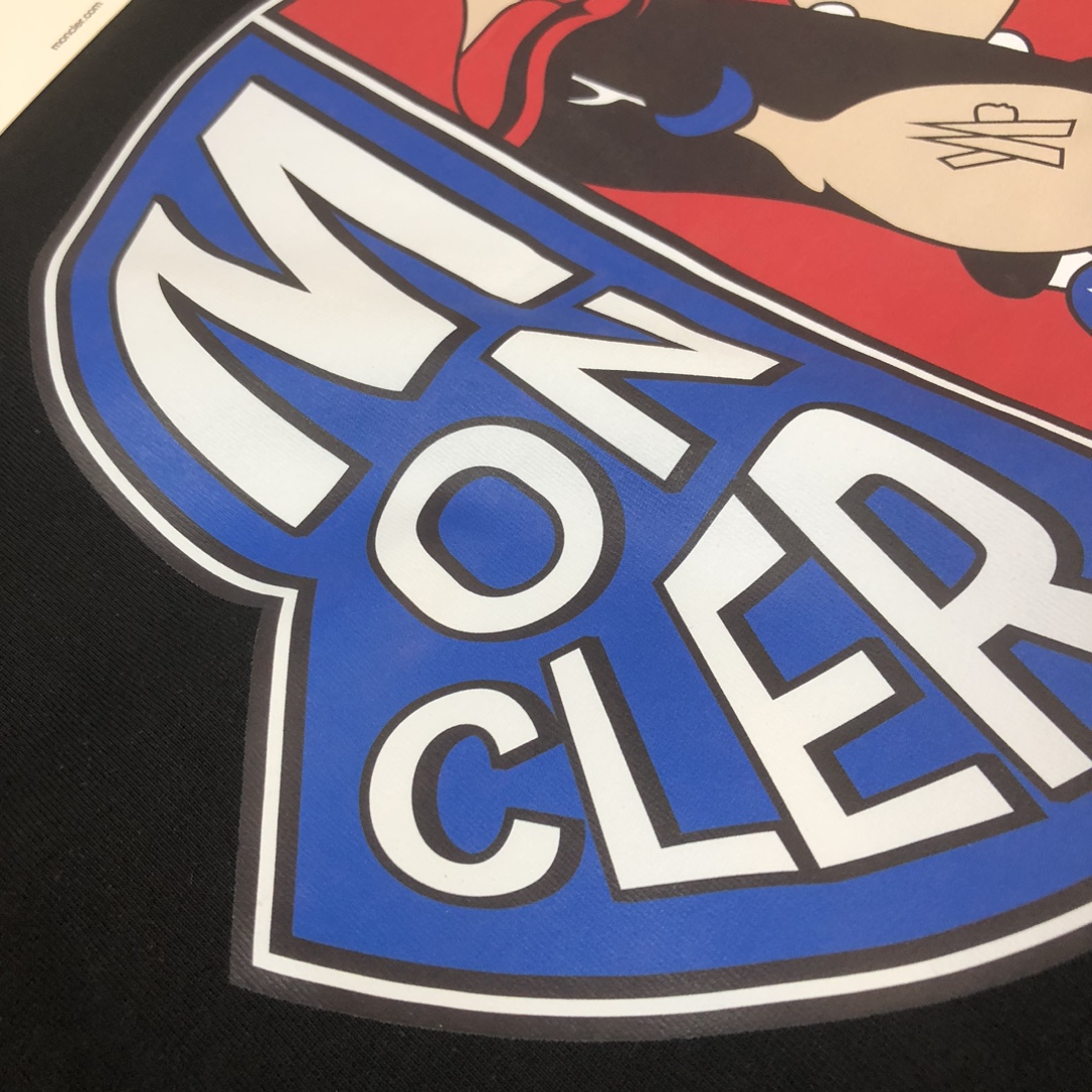P75 💥 MONCLER 蒙口 夏季新款圆领短袖T恤！270克重磅高端纯棉面料，手感质感都极完美！修身裁剪设计干净利落！时尚又好看！走线做工非常精致！版型效果超赞！而且透气性能超强！任何年龄阶段都可轻松驾驭，男士衣橱里必备的单品。 颜色： 米白 黑色 码数：M-3XL （下单请报身高体重）