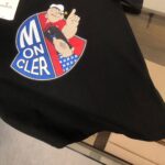 P75 💥 MONCLER 蒙口 夏季新款圆领短袖T恤！270克重磅高端纯棉面料，手感质感都极完美！修身裁剪设计干净利落！时尚又好看！走线做工非常精致！版型效果超赞！而且透气性能超强！任何年龄阶段都可轻松驾驭，男士衣橱里必备的单品。 颜色： 米白 黑色 码数：M-3XL （下单请报身高体重）