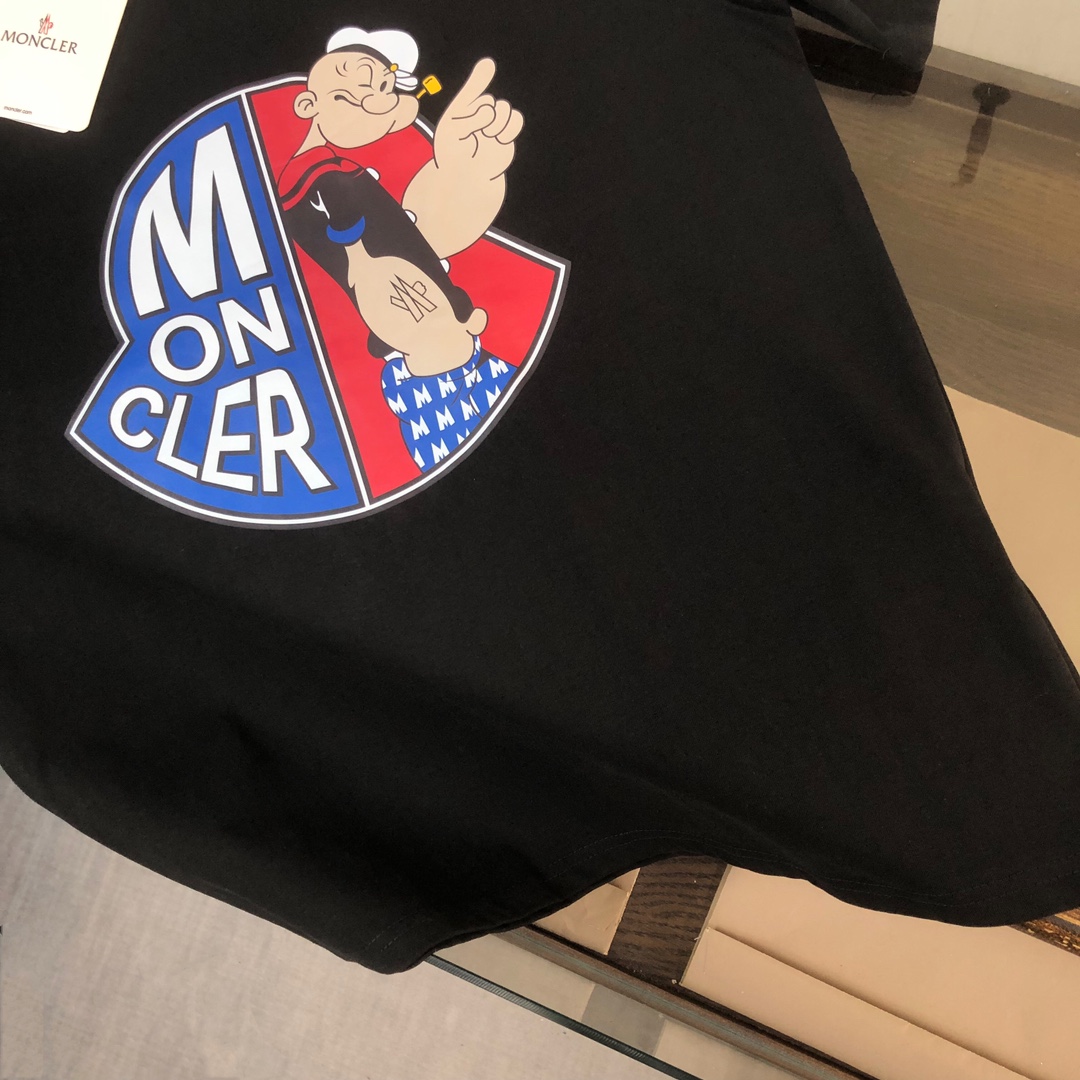 P75 💥 MONCLER 蒙口 夏季新款圆领短袖T恤！270克重磅高端纯棉面料，手感质感都极完美！修身裁剪设计干净利落！时尚又好看！走线做工非常精致！版型效果超赞！而且透气性能超强！任何年龄阶段都可轻松驾驭，男士衣橱里必备的单品。 颜色： 米白 黑色 码数：M-3XL （下单请报身高体重）