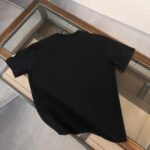 P75 💥 MONCLER 蒙口 夏季新款圆领短袖T恤！270克重磅高端纯棉面料，手感质感都极完美！修身裁剪设计干净利落！时尚又好看！走线做工非常精致！版型效果超赞！而且透气性能超强！任何年龄阶段都可轻松驾驭，男士衣橱里必备的单品。 颜色： 米白 黑色 码数：M-3XL （下单请报身高体重）