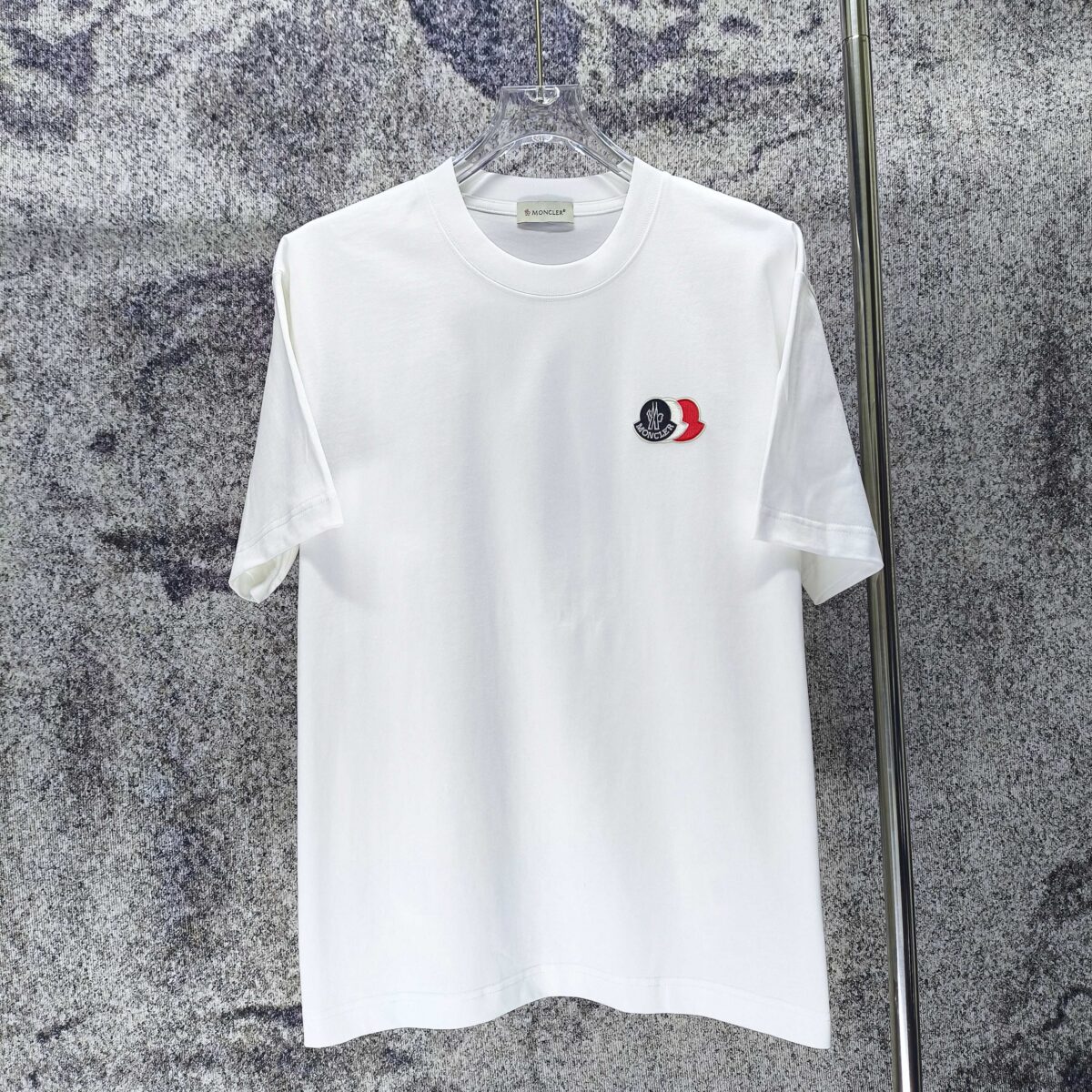 P70 MONCLE* 蒙口* 2026新款 刺绣章仔logo 短袖t恤 宽松版型男女同款 尺码 S M L XL XXL 黑色 白色 藏青色 灰色