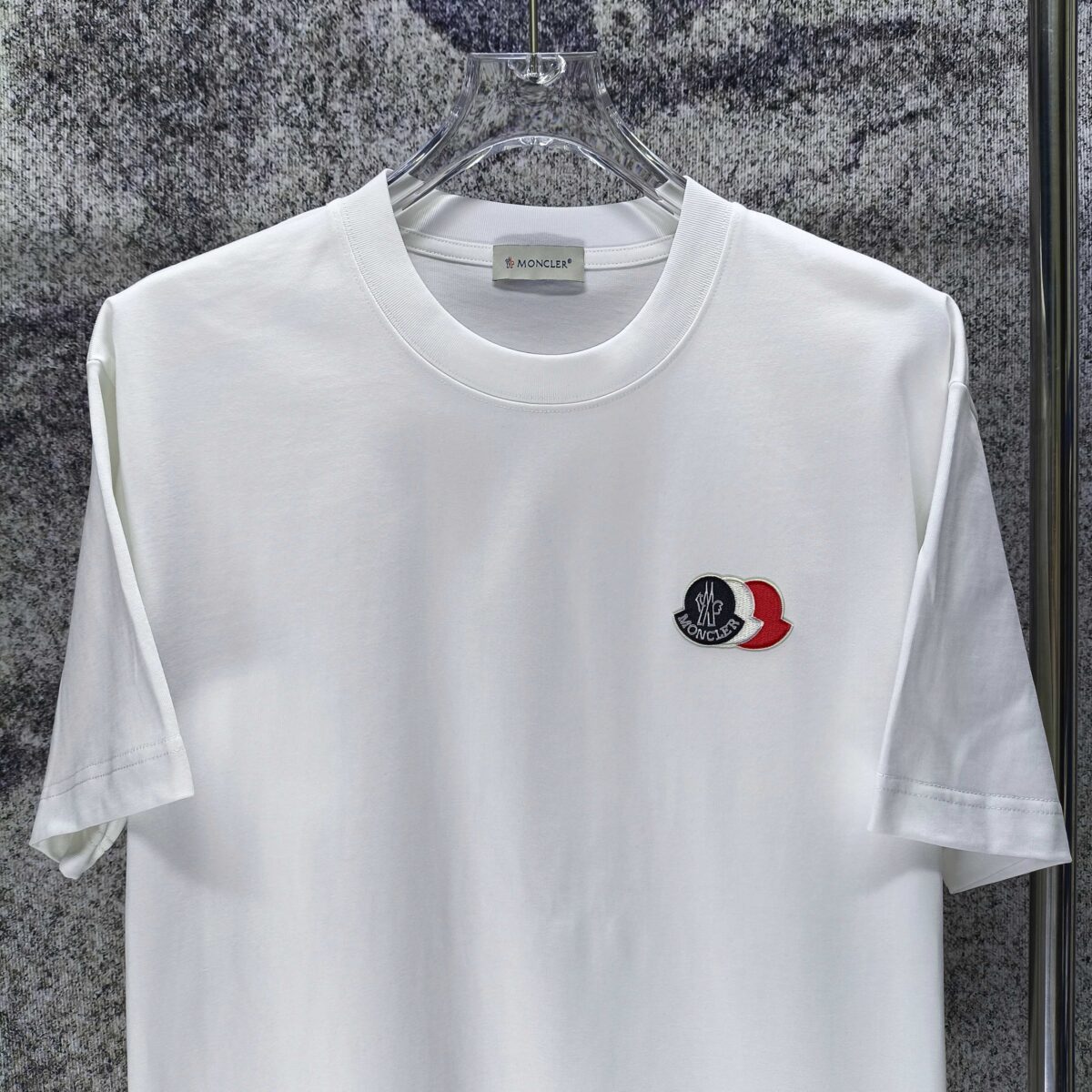 P70 MONCLE* 蒙口* 2026新款 刺绣章仔logo 短袖t恤 宽松版型男女同款 尺码 S M L XL XXL 黑色 白色 藏青色 灰色