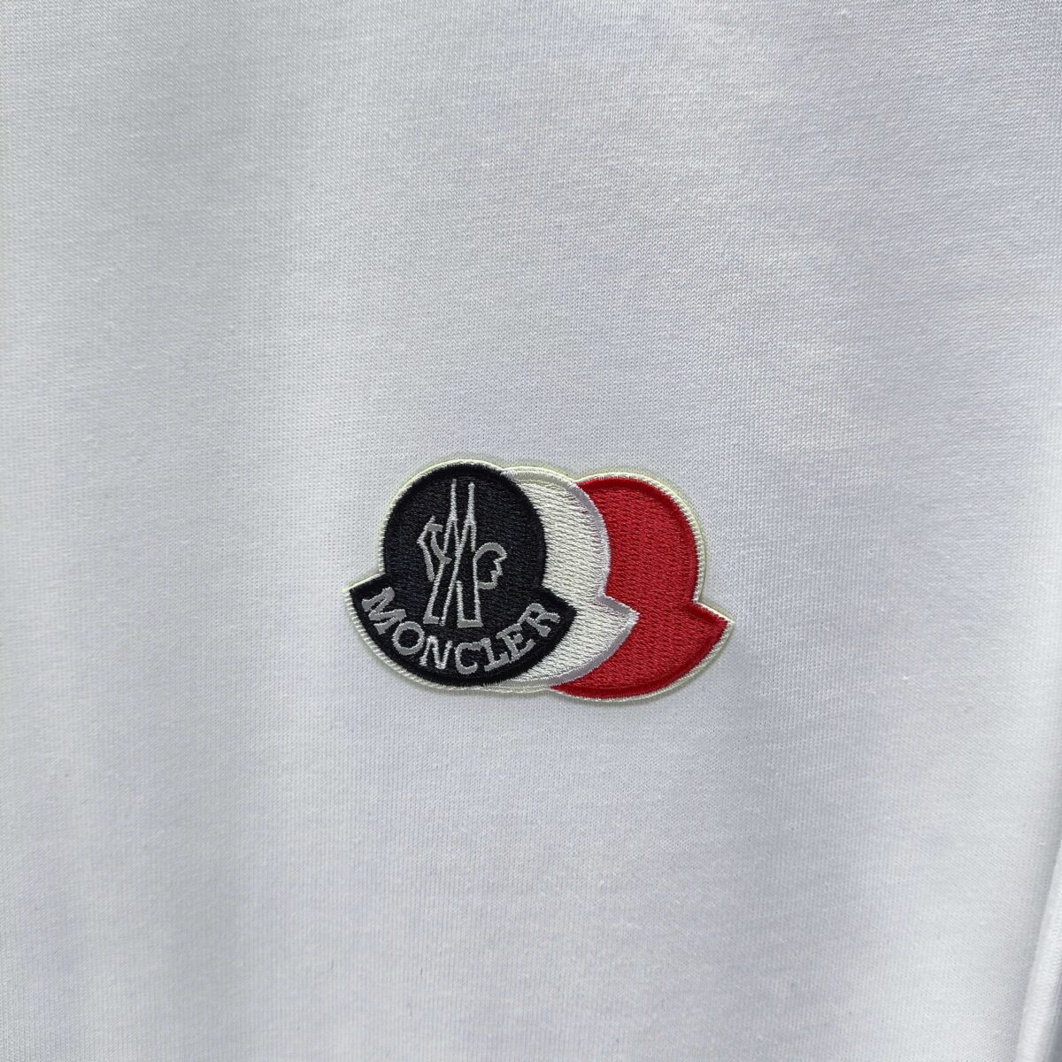 P70 MONCLE* 蒙口* 2026新款 刺绣章仔logo 短袖t恤 宽松版型男女同款 尺码 S M L XL XXL 黑色 白色 藏青色 灰色