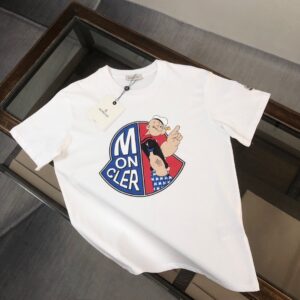 P75 💥 MONCLER 蒙口 夏季新款圆领短袖T恤！270克重磅高端纯棉面料，手感质感都极完美！修身裁剪设计干净利落！时尚又好看！走线做工非常精致！版型效果超赞！而且透气性能超强！任何年龄阶段都可轻松驾驭，男士衣橱里必备的单品。 颜色： 米白 黑色 码数：M-3XL （下单请报身高体重）