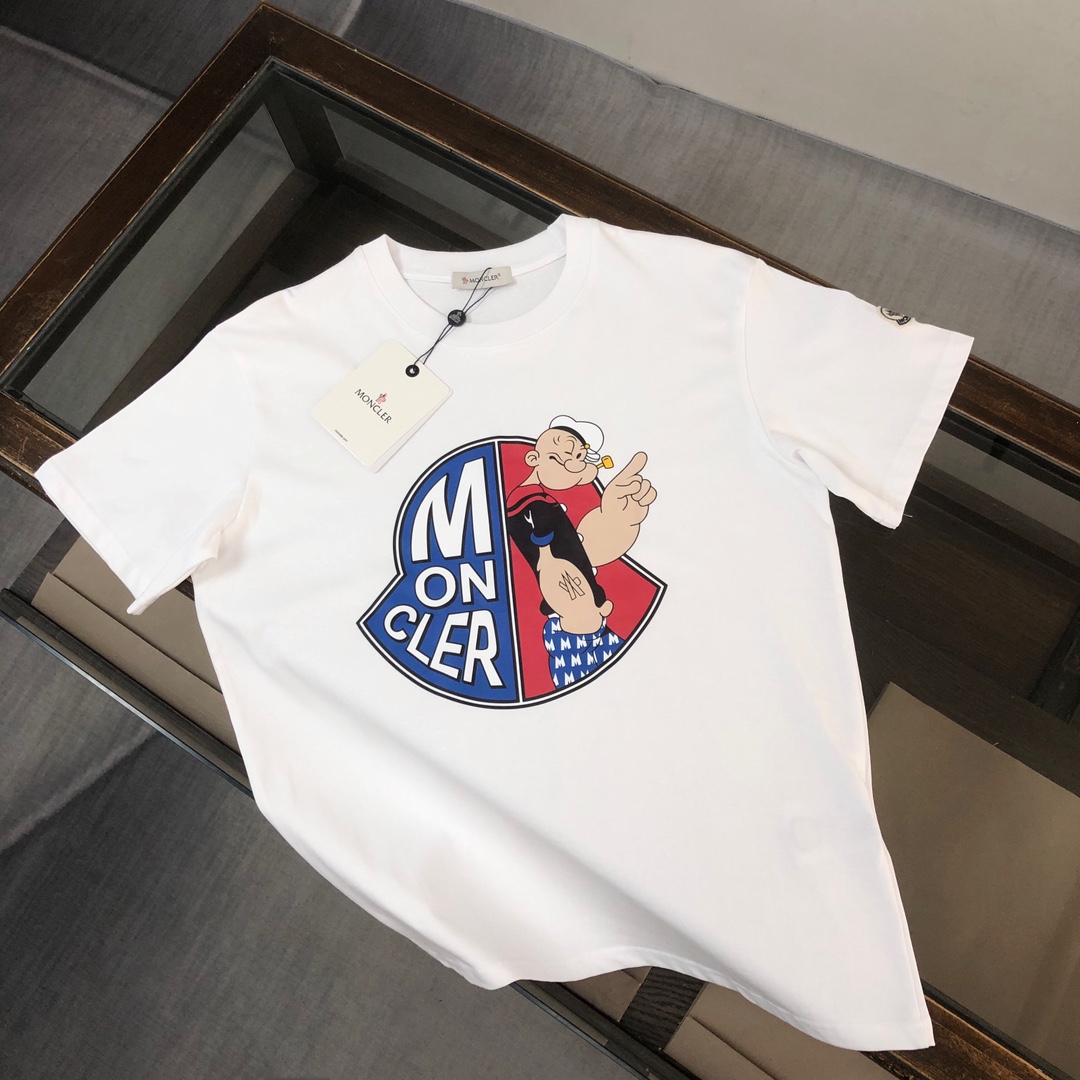 weigou_223137_0_9e031be575 P75 💥 MONCLER 蒙口 夏季新款圆领短袖T恤!270克重磅高端纯棉面料,手感质感都极完美!修身裁剪设计干净利落!时尚又好看!走线做工非常精致!版型效果超赞!而且透气性能超强!任何年龄阶段都可轻松驾驭,男士衣橱里必备的单品。 颜色: 米白 黑色 码数:M-3XL (下单请报身高体重)